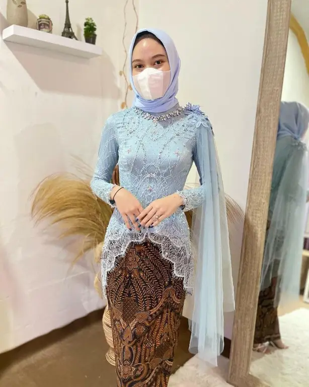 Berbagai model kebaya brokat modern hijab