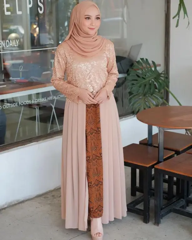 Berbagai model kebaya kutu baru brokat modern hijab yang elegan dan modern.