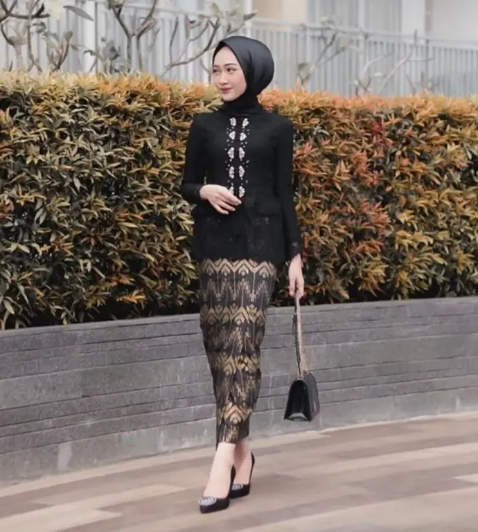 Gambar kebaya kutu baru motif bunga hijab yang elegan