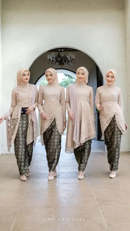 Contoh kebaya satin modern hijab yang elegan dan stylish