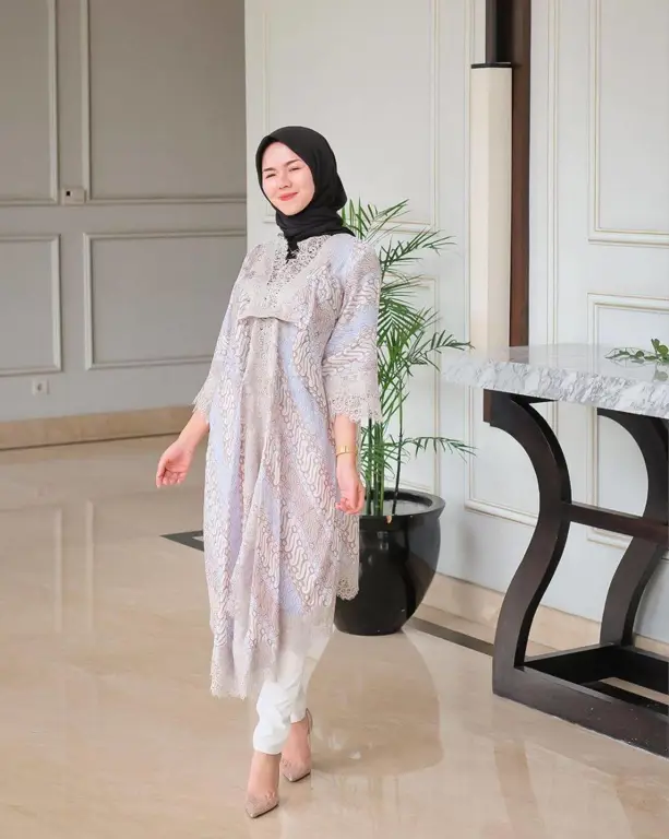 Berbagai model tunik batik terbaru 2022 untuk wanita berhijab