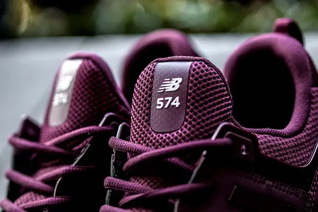 Berbagai pilihan warna sepatu New Balance 574