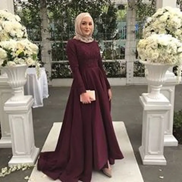 Dress hitam kombinasi brokat untuk kondangan hijab