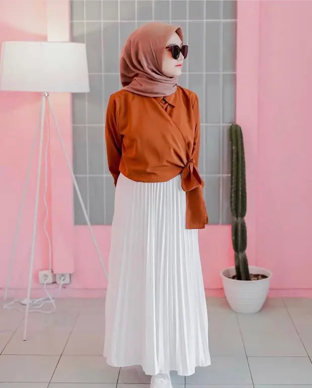 Berbagai kombinasi gaya hijab, rok, dan kemeja yang stylish dan modis