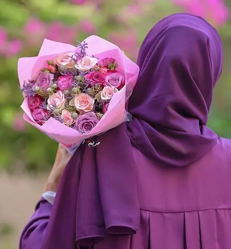 Beragam pilihan warna hijab dan bunga dalam buket