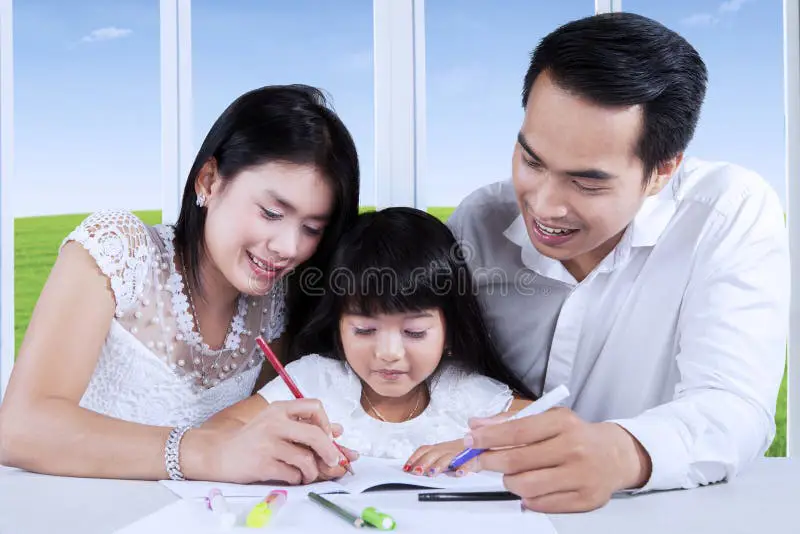 Orang tua melakukan homeschooling untuk anak-anak mereka