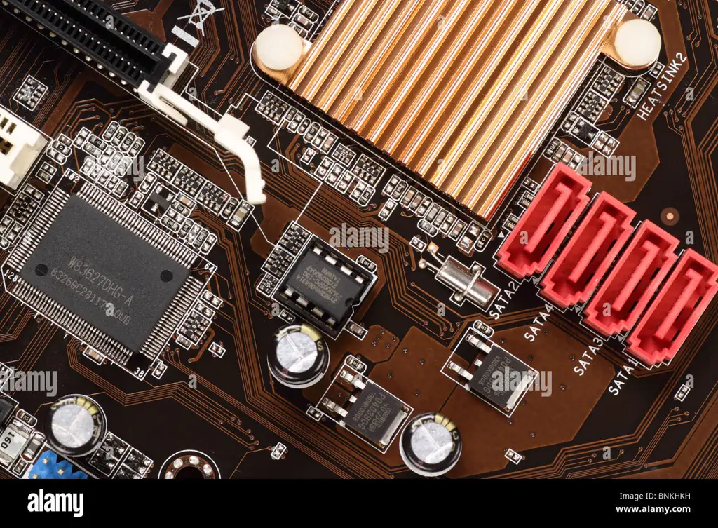 Gambar close-up motherboard komputer, menunjukkan kompleksitas komponen elektronik.