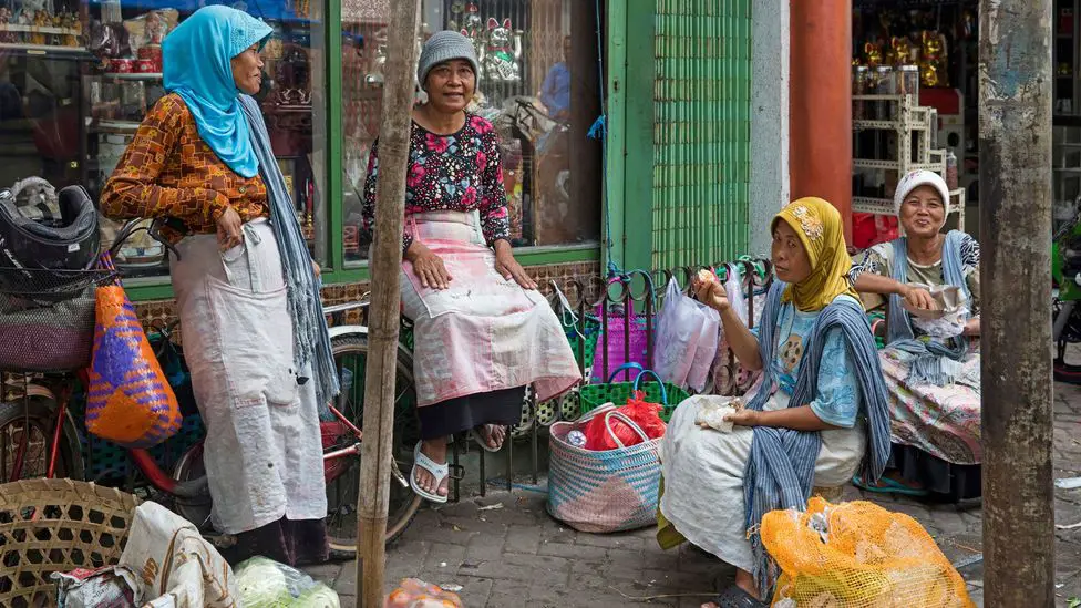 Orang-orang berbicara bahasa Indonesia