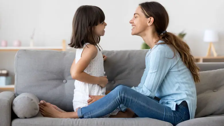 Orang tua dan anak berbicara