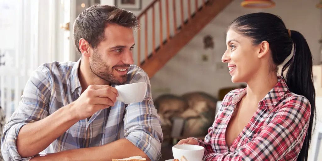 Pasangan suami istri sedang berbicara tentang hubungan mereka