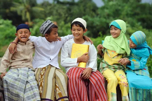 Sebuah kelompok orang Indonesia yang beragam sedang berbincang-bincang