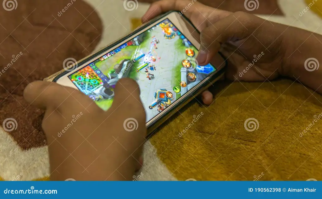 Orang-orang bermain game mobile secara bersama-sama