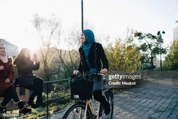 Sejumlah wanita berhijab sedang bersepeda bersama