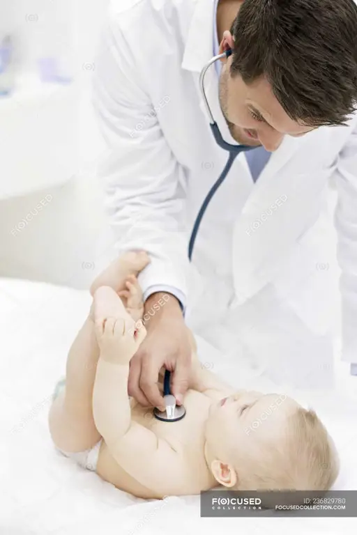 Dokter memeriksa bayi