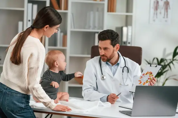 Ibu dan bayi berkonsultasi dengan dokter