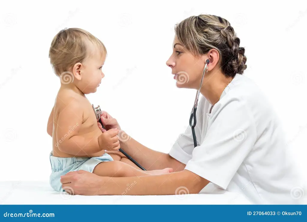 Dokter memeriksa bayi