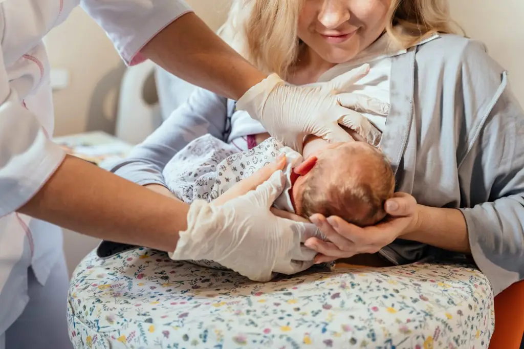 Konsultasi dengan dokter mengenai kondisi ibu menyusui