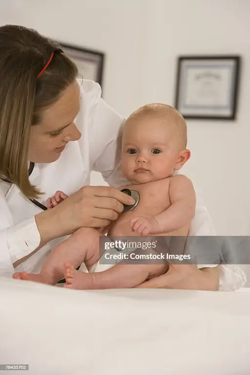 Dokter memeriksa bayi