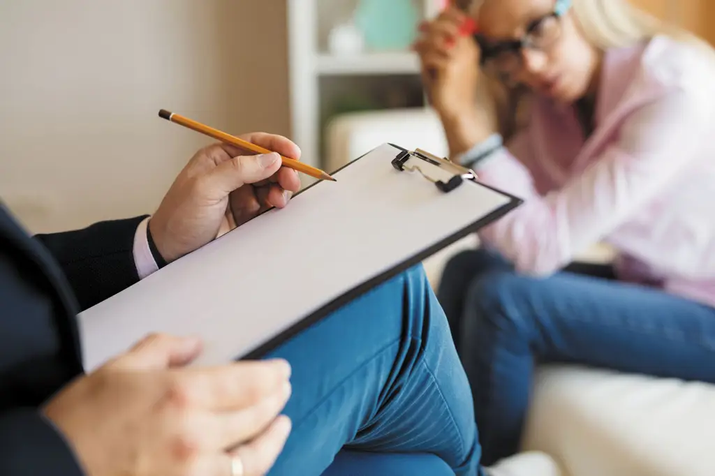 Profesional kesehatan mental sedang berkonsultasi dengan pasien