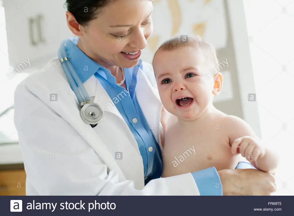 Dokter memeriksa bayi