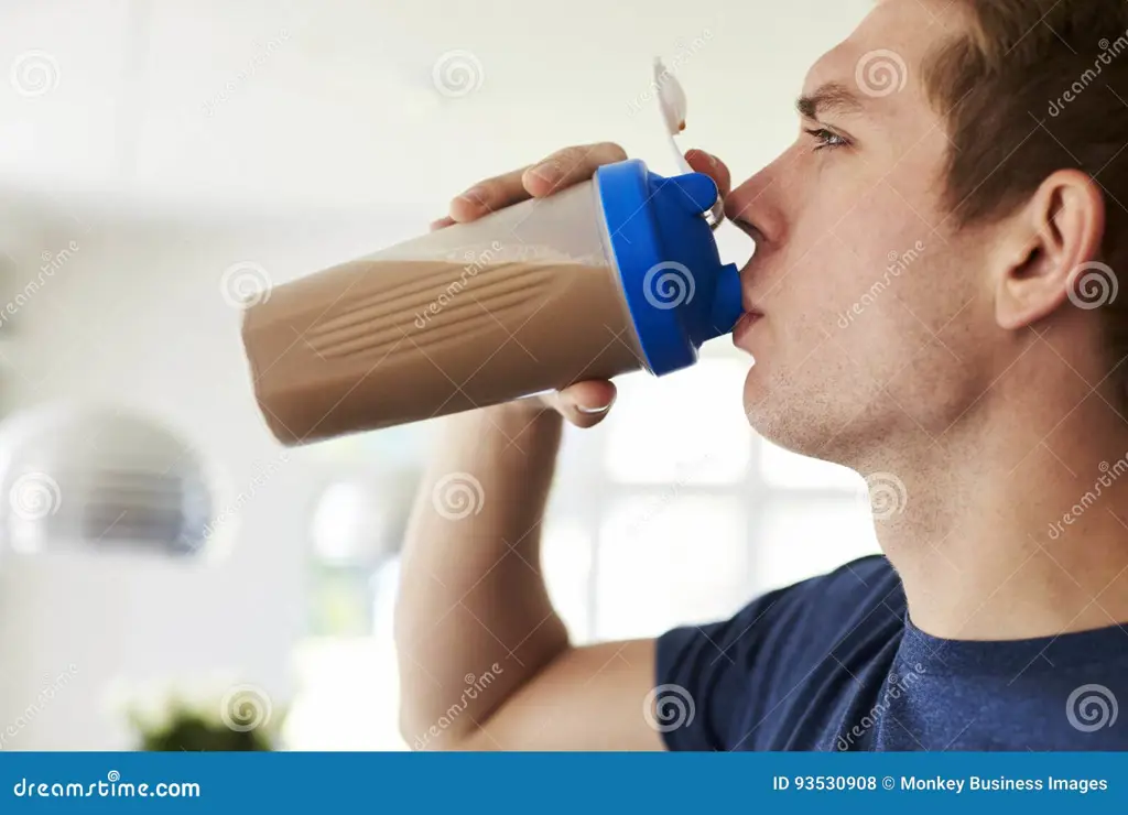 Seorang pria sedang minum susu protein