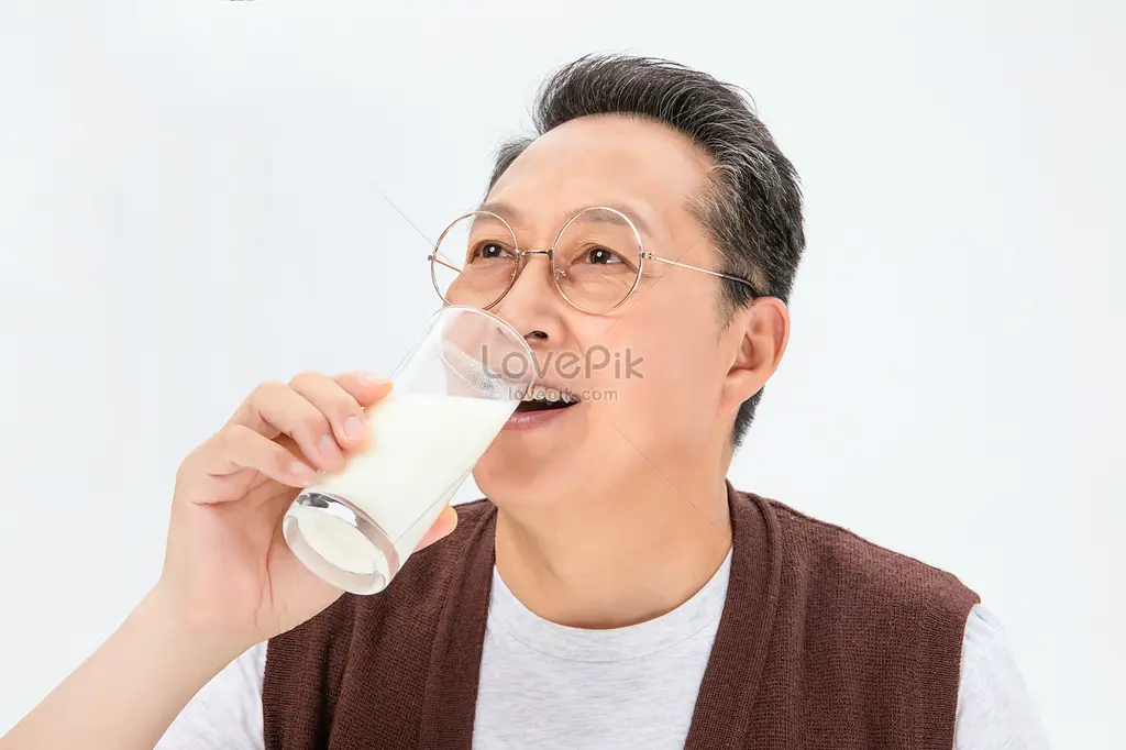 Seseorang sedang minum susu