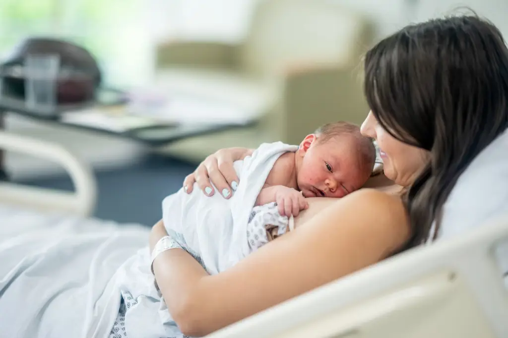 Gambar ibu dan bayi melakukan kontak kulit ke kulit