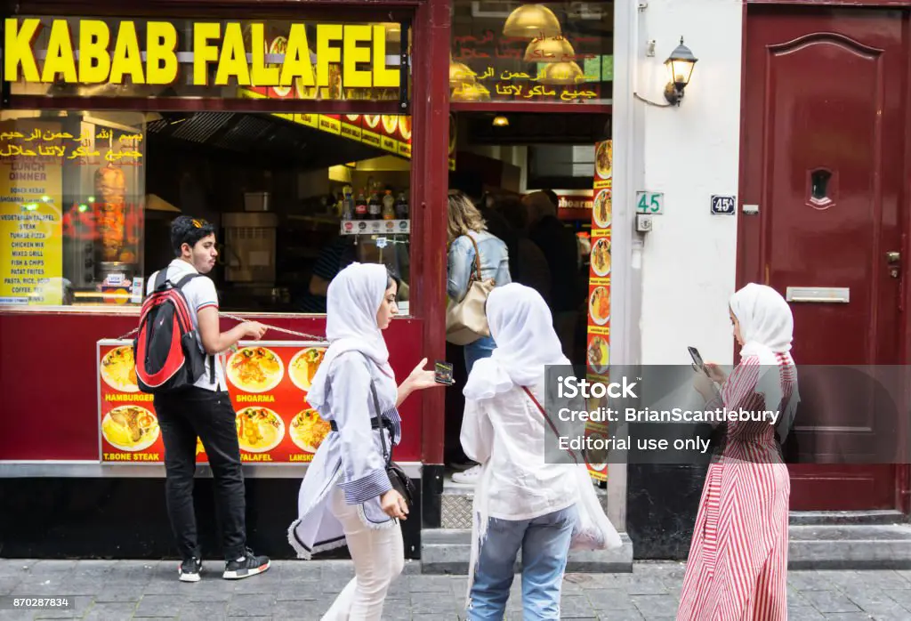 Wanita berhijab di tengah kota yang ramai