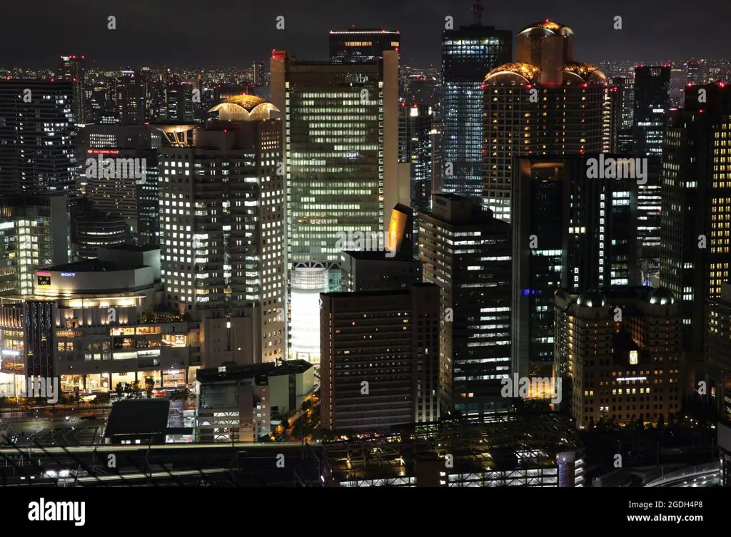 Pemandangan kota Jepang di malam hari