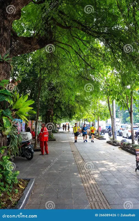 Pemandangan kota Semarang yang modern dan dinamis.