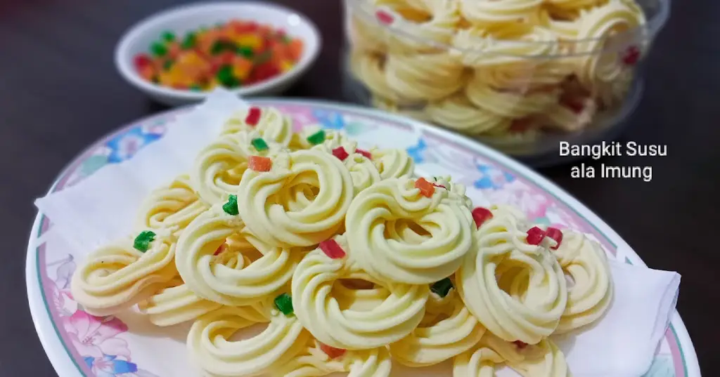 Kue bangkit susu yang telah selesai digoreng dan siap disajikan