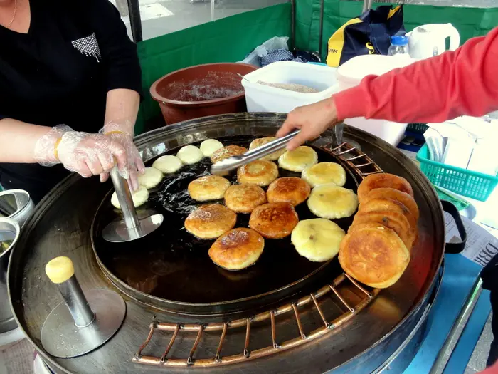 Gambar makanan jalanan Korea yang lezat dan menggugah selera