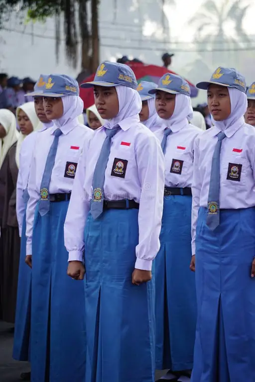 Upacara kelulusan siswa SMA dengan lagu Si Kumbang sebagai latar belakang musik