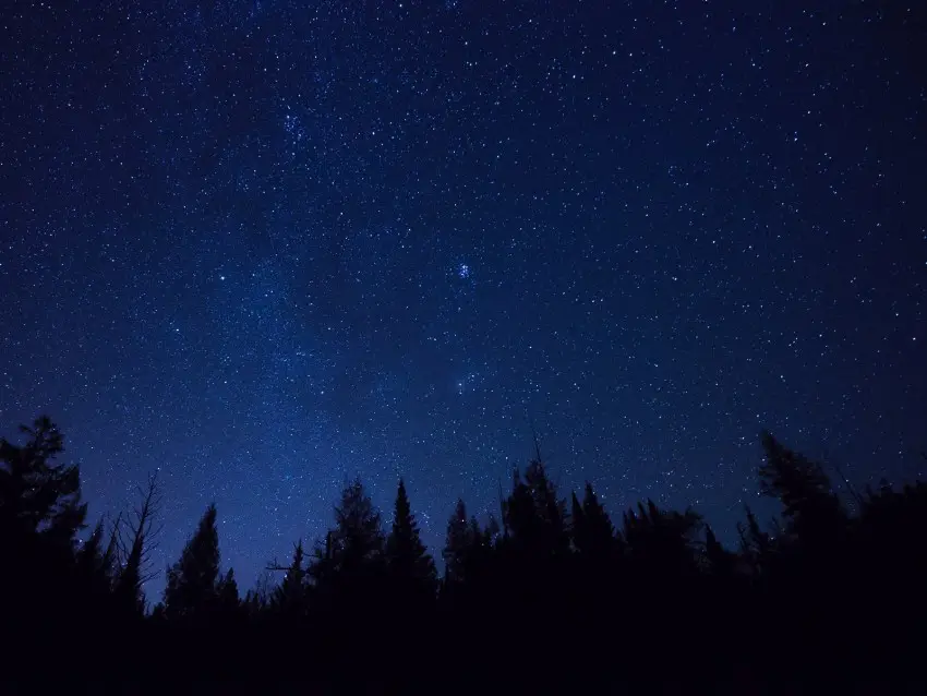 Gambar langit malam dengan bintang-bintang yang berkilauan, mungkin menunjukkan representasi visual dari angka 895 dalam konteks bintang.