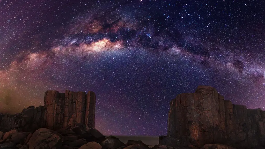 Gambar langit malam dengan bintang-bintang yang berkilauan