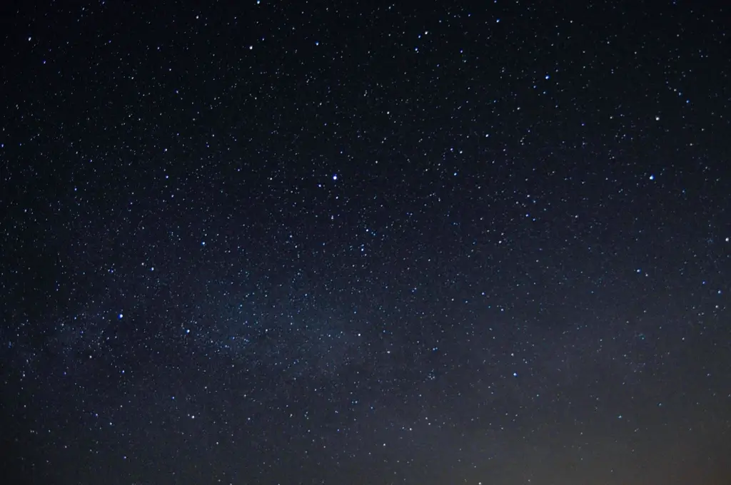 Gambar langit malam yang dipenuhi bintang-bintang.