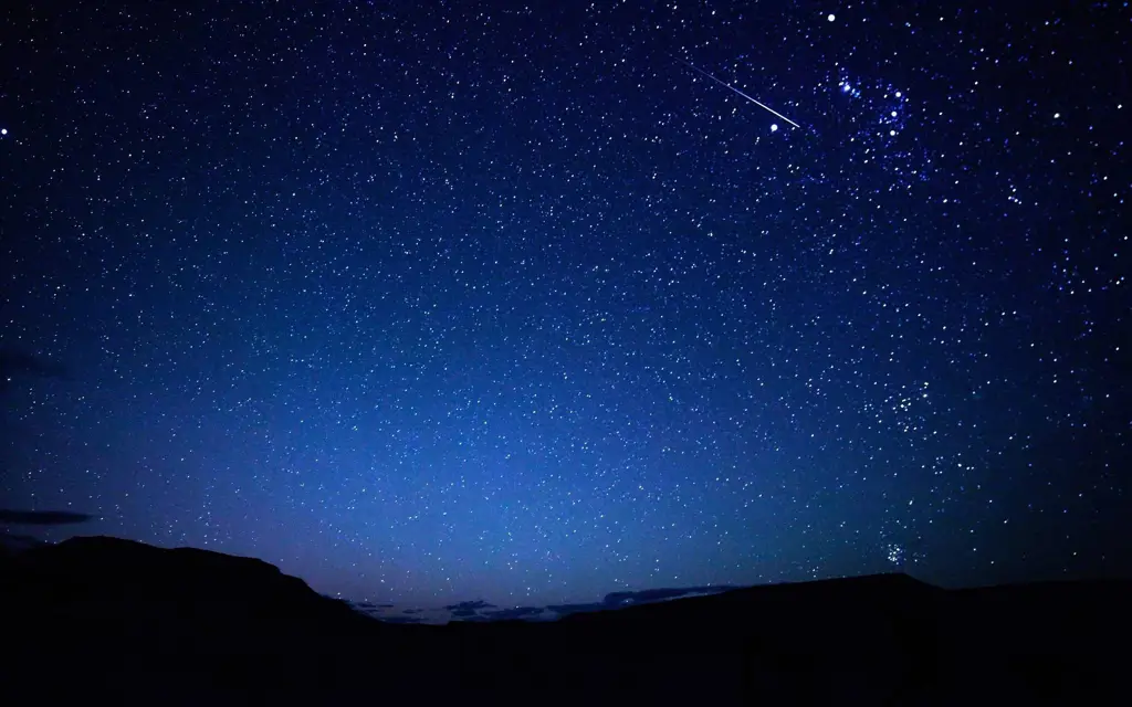 Gambar langit malam yang bertaburan bintang