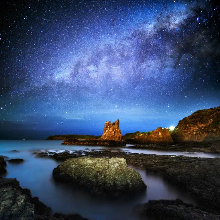 Gambar langit malam yang dipenuhi bintang-bintang.