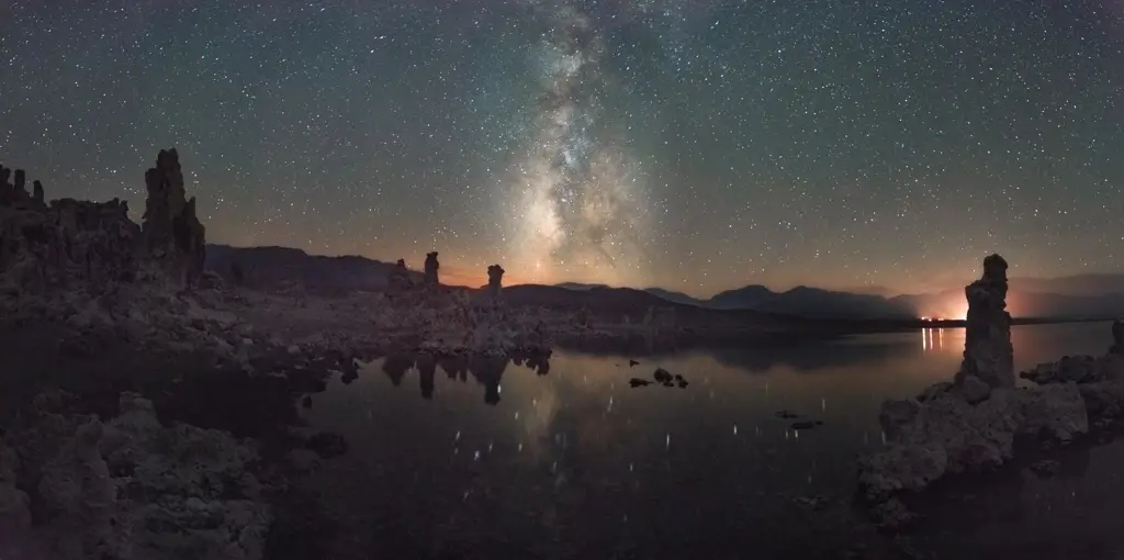 Gambar langit malam yang dipenuhi bintang-bintang.