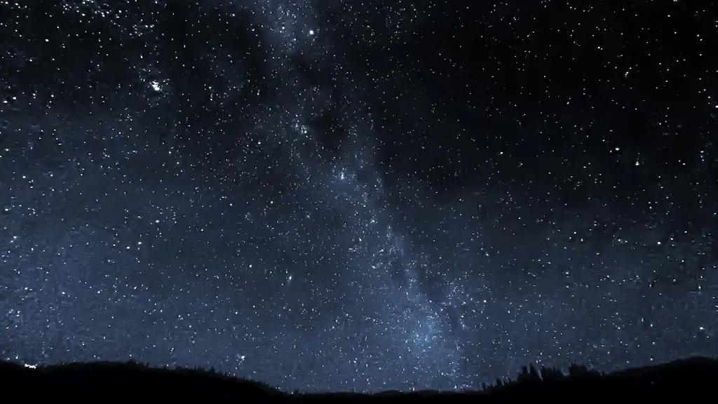 Gambar langit malam yang dipenuhi bintang-bintang.