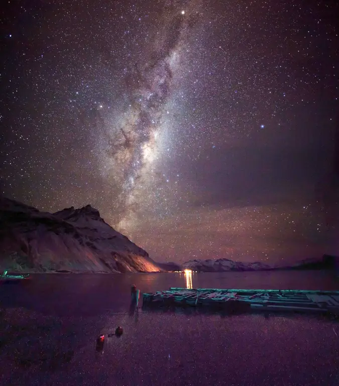 Gambar langit malam yang dipenuhi bintang-bintang