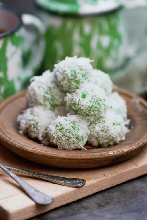 Proses pembuatan kue bangkit susu