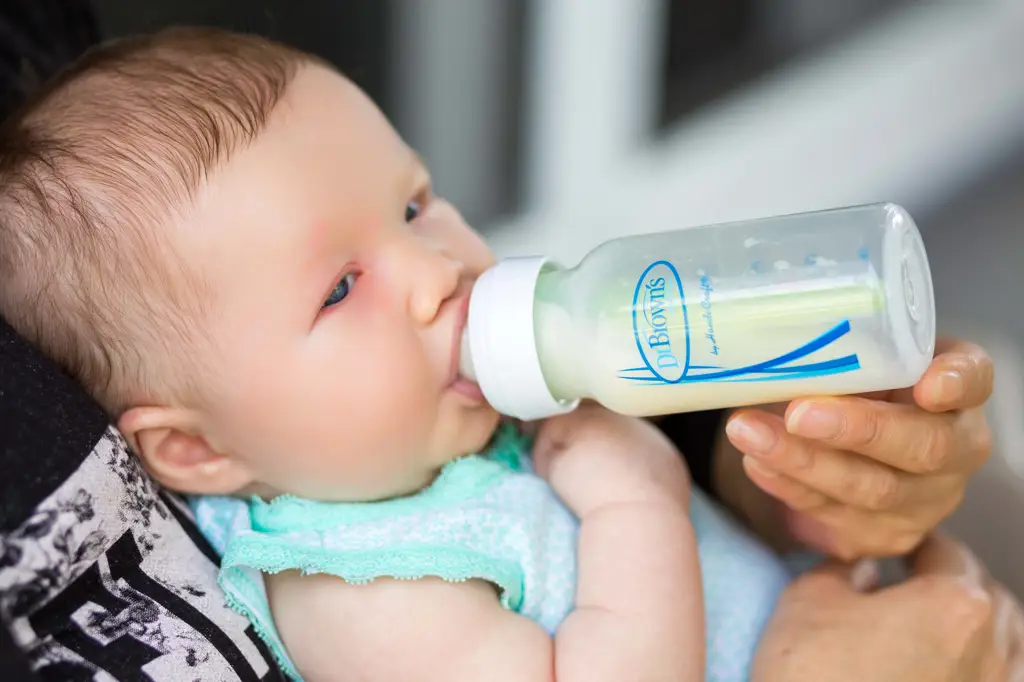 Cara mempersiapkan botol susu bayi