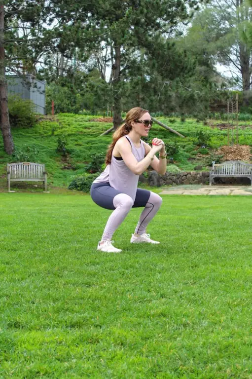 Wanita melakukan latihan setelah melahirkan