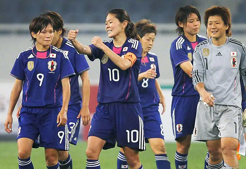 Tim sepak bola wanita Jepang sedang berlatih dengan giat.