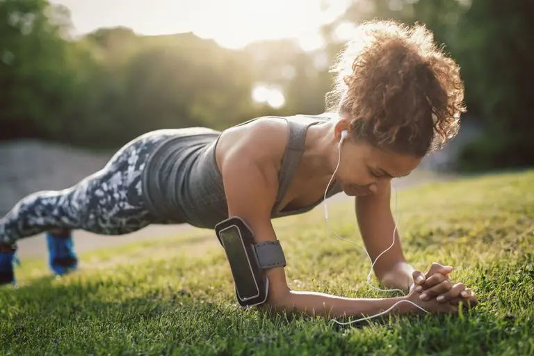 Wanita melakukan latihan plank