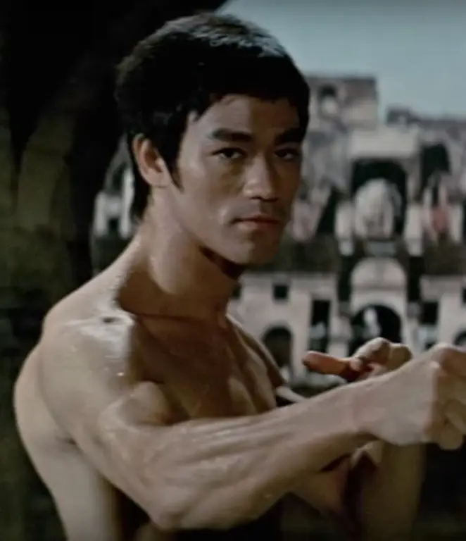 Gambar Bruce Lee dalam film kung fu klasik.