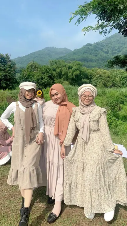 Aksesoris yang cocok untuk outfit vintage berhijab