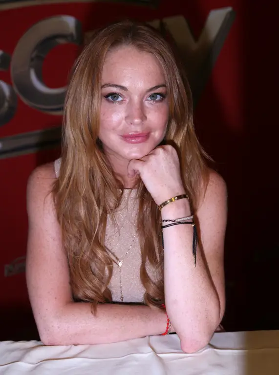 Lindsay Lohan difoto oleh paparazzi