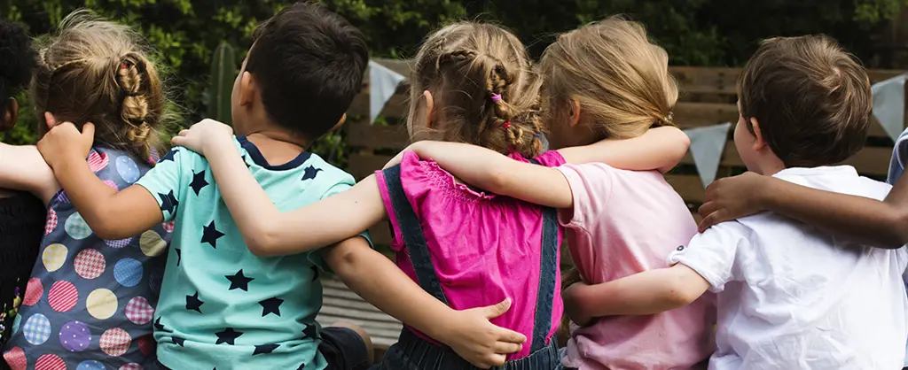 Gambar anak-anak bermain dengan gembira dan aman